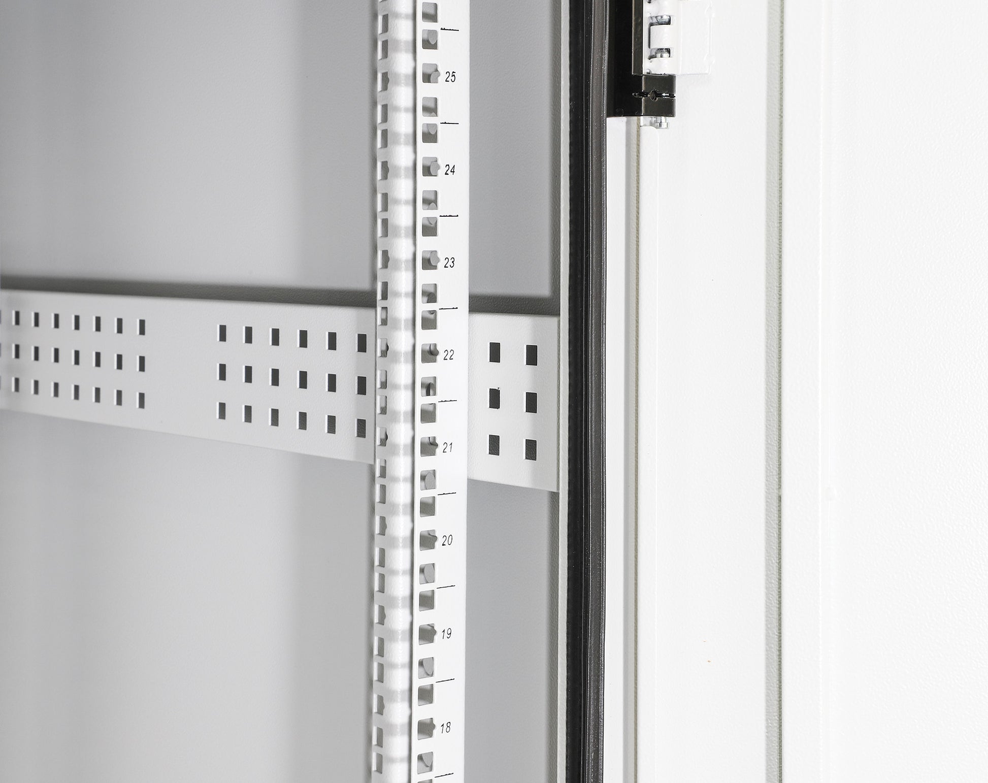 Industrieller IP55 19" Netzwerkschrank mit integrierten Lüftern, 42 HE, 1000 (T) x 600 (B) mm, grau Image 6